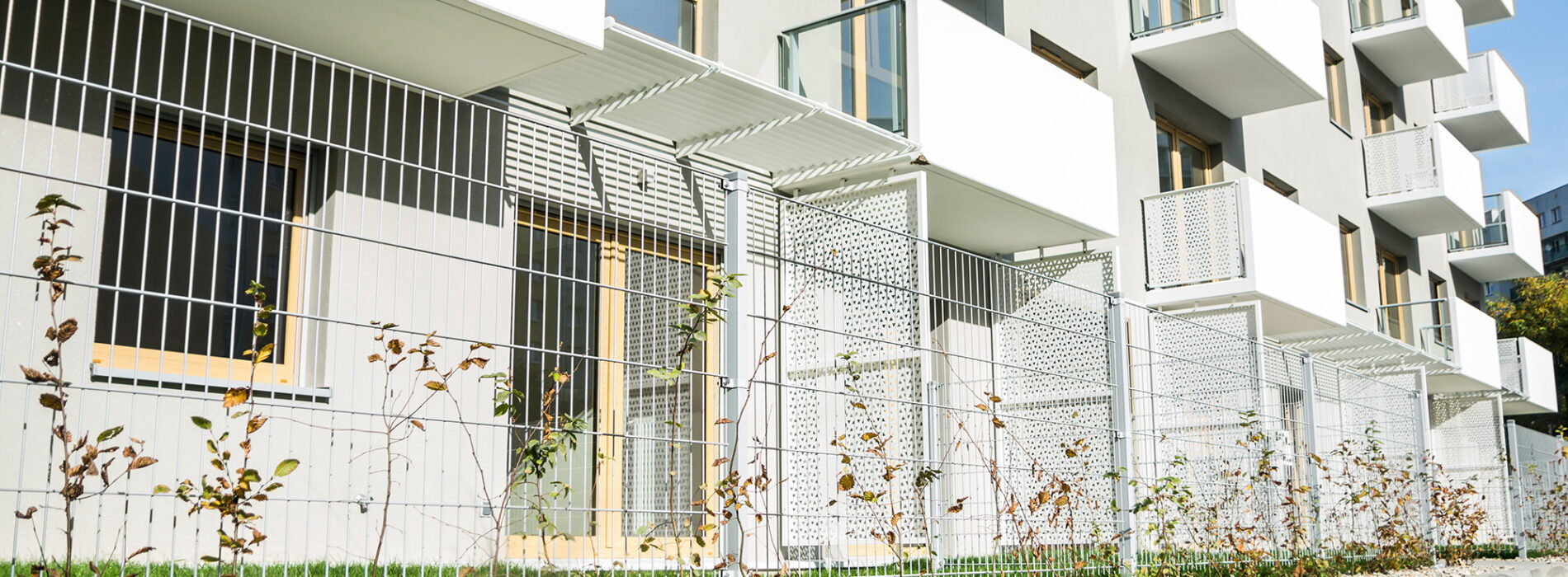 Minimalizm w ogrodzeniu – jak ogrodzenia panelowe wpisują się w nowoczesną architekturę?