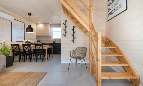 Domki w stylu skandynawskim nad morzem – jak klimat północy wpływa na jakość rodzinnego wypoczynku?