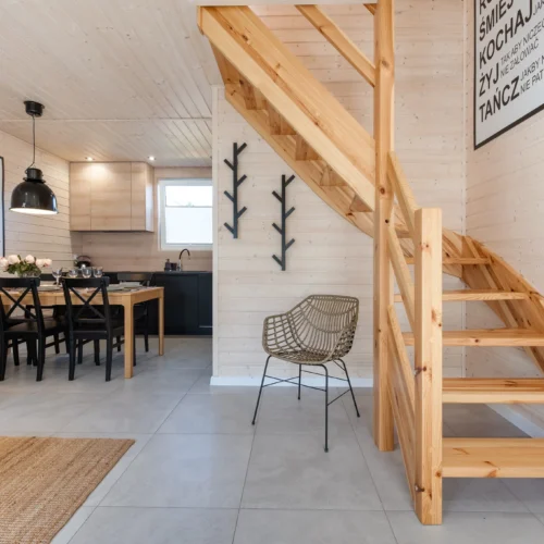 Domki w stylu skandynawskim nad morzem – jak klimat północy wpływa na jakość rodzinnego wypoczynku?